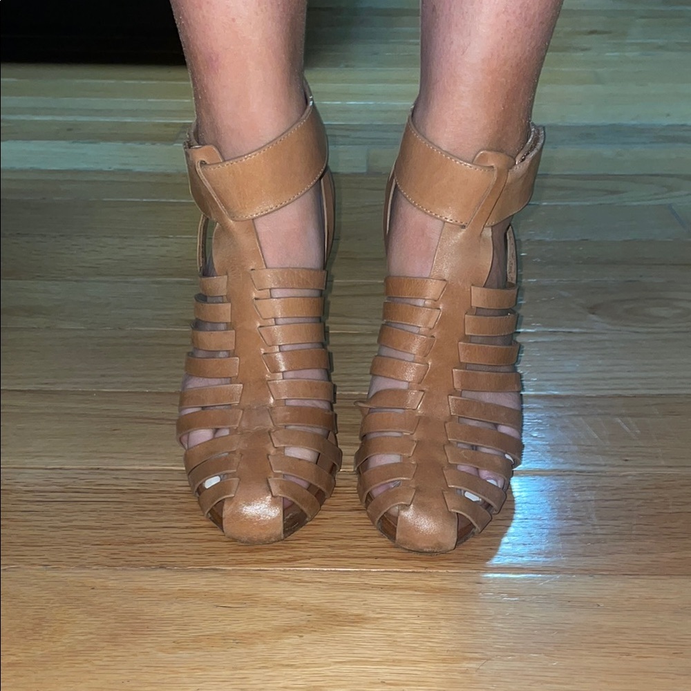 BCBGMaxAzria Women's Tan Strappy Sandals